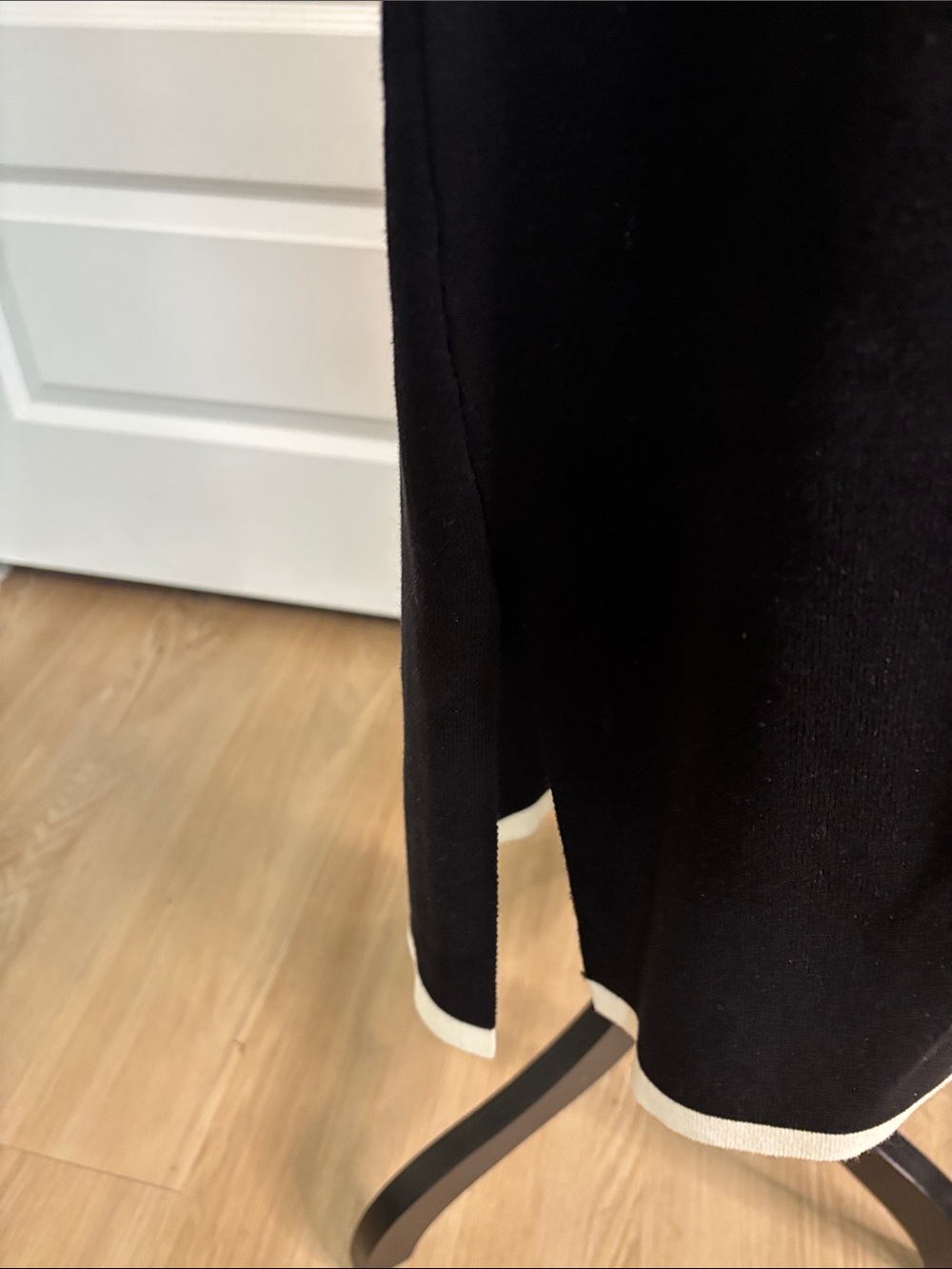 Kensie Black and Cream Tie-Front V-Neck Midi Dress - Picture 5 of 6